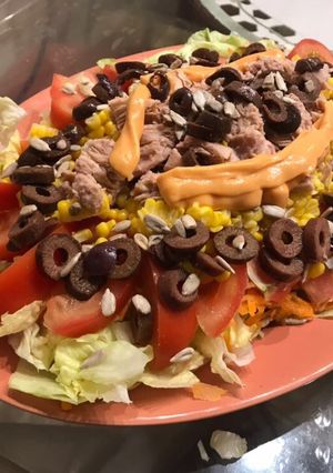 Una foto de Ensalada de atún, choclo, aceitunas negras, tomate y zanahoria