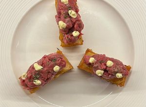Foto di Millefoglie di patate croccante con tartare di manzo e maionese al limone
