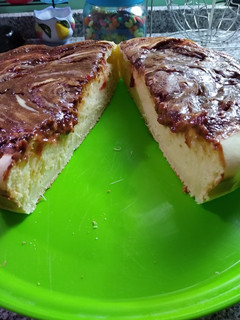 Una foto de Torta de mermelada y dulce de leche águila