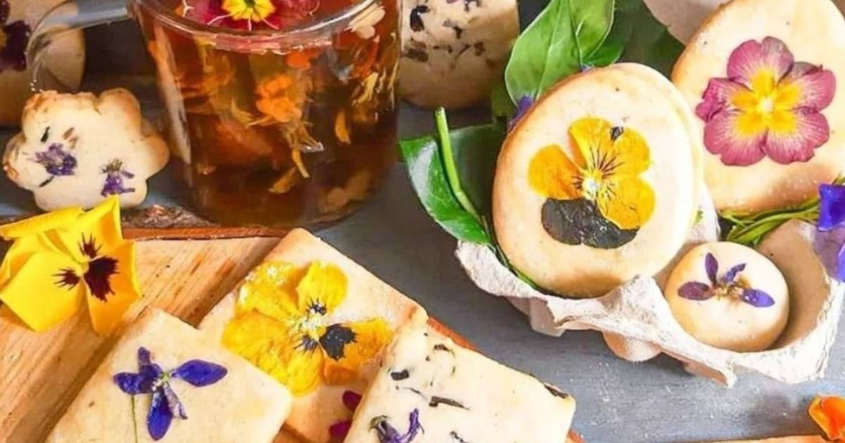 Ricetta Biscotti di frolla arricchita con nocciole e fiori eduli di  Visciola Versilia - Cookpad