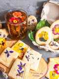 Biscotti di frolla arricchita con nocciole e fiori eduli