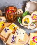 Biscotti di frolla arricchita con nocciole e fiori eduli