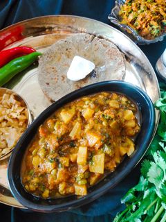 તુવેરના દાણા અને બટાકા નું શાક (Tuver Dana Bataka Shak Recipe In Gujarati) રેસીપી મુખ્ય ફોટો