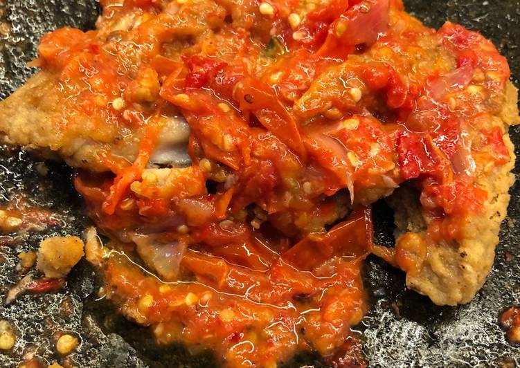 Langkah Mudah untuk Menyiapkan Ayam geprek sambal tomat yang Bikin Ngiler