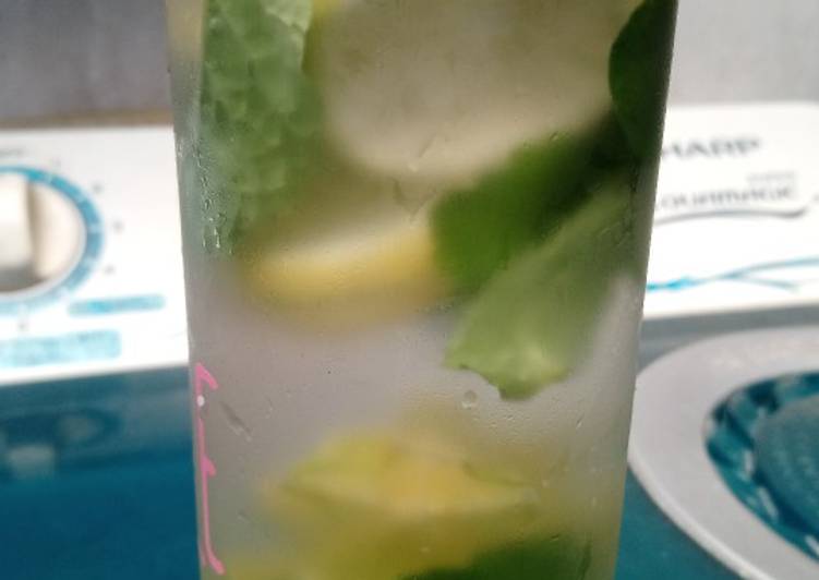Resep Infused water (Lemon, daun mint &amp; belimbing) #detoxday1 yang Lezat