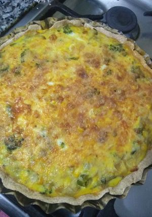 Una foto de Tarta integral de cebolla, choclo, brócoli y queso