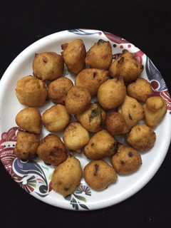 உளுந்து போண்டா செய்முறை முக்கிய புகைப்படம்