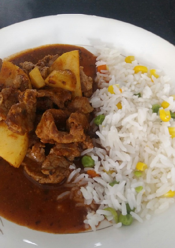 Una foto de Bistec de res en chile pasilla