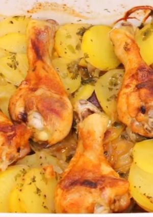 Hagymás burgonyán sült csirkecombok recept fotója