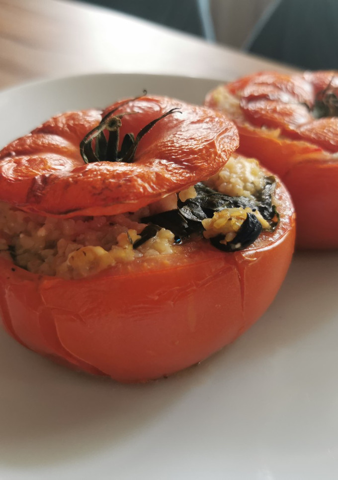 Une photo de Tomates farcies végétariennes