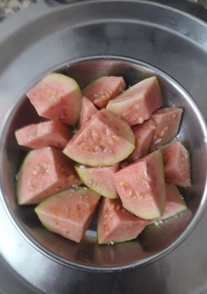 મસાલા જામફળ (Masala Jamfal Recipe In Gujarati) રેસીપી મુખ્ય ફોટો