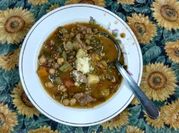 Una foto de sopa negra