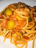 Spaghete cu ton, măsline și caperi