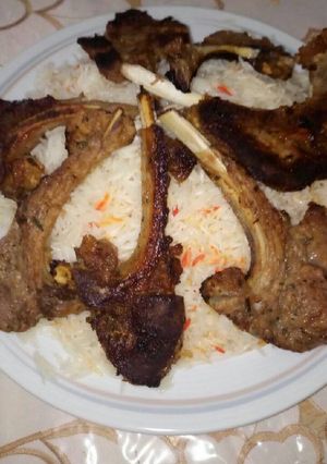 A picture of Lamb Chops with White Rice.