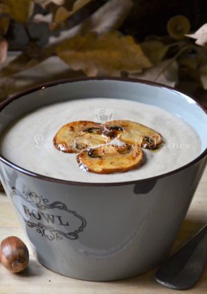 Une photo de Velouté d'automne aux champignons