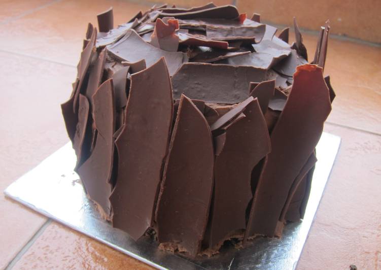 Devil Cake with Chocolate Shards