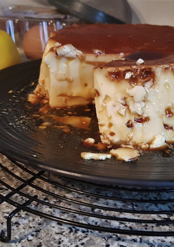 Una foto de Flan de leche condensada y manzana