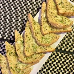 A picture of Cheesy garlic bread.