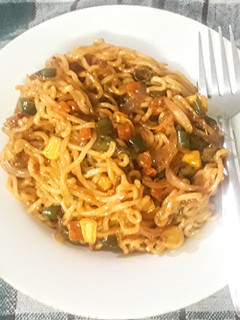 स्पाइसी चीज़ी वेज मैगी नूडल(spicy cheese veg maggi noodle recipe in hindi) रेसिपी मुख्य फोटो