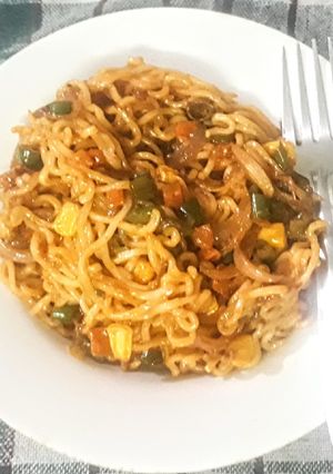 स्पाइसी चीज़ी वेज मैगी नूडल(spicy cheese veg maggi noodle recipe in hindi) रेसिपी मुख्य फोटो