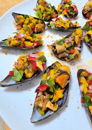 Una foto de Ensalada fresca de mejillones con vinagreta de limón y chile