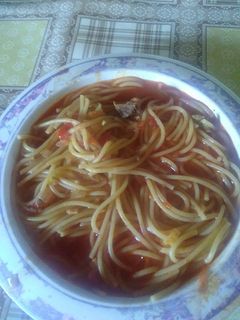 Una foto de 👩‍🍳Un guiso de fideos entrefino de carne 😋🍝🍴
