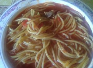 Una foto de 👩‍🍳Un guiso de fideos entrefino de carne 😋🍝🍴