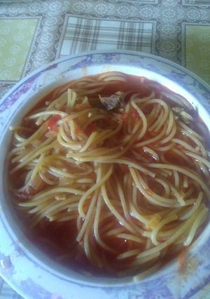 Una foto de 👩‍🍳Un guiso de fideos entrefino de carne 😋🍝🍴