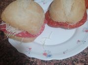 Una foto de queso crema y salame