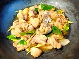 ไก่สมุนไพรกระทะเหล็ก