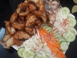 Salad cá chiên giòn
