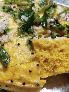 स्पंजी खमन ढोकला (Spongy khaman dhokla recipe in hindi) रेसिपी मुख्य फोटो