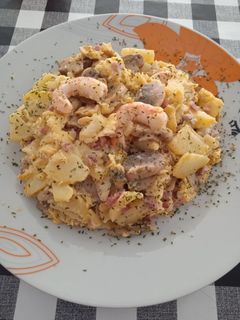 Una foto de Revoltillo de jamón champiñones y langostinos