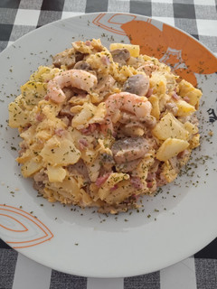 Una foto de Revoltillo de jamón champiñones y langostinos