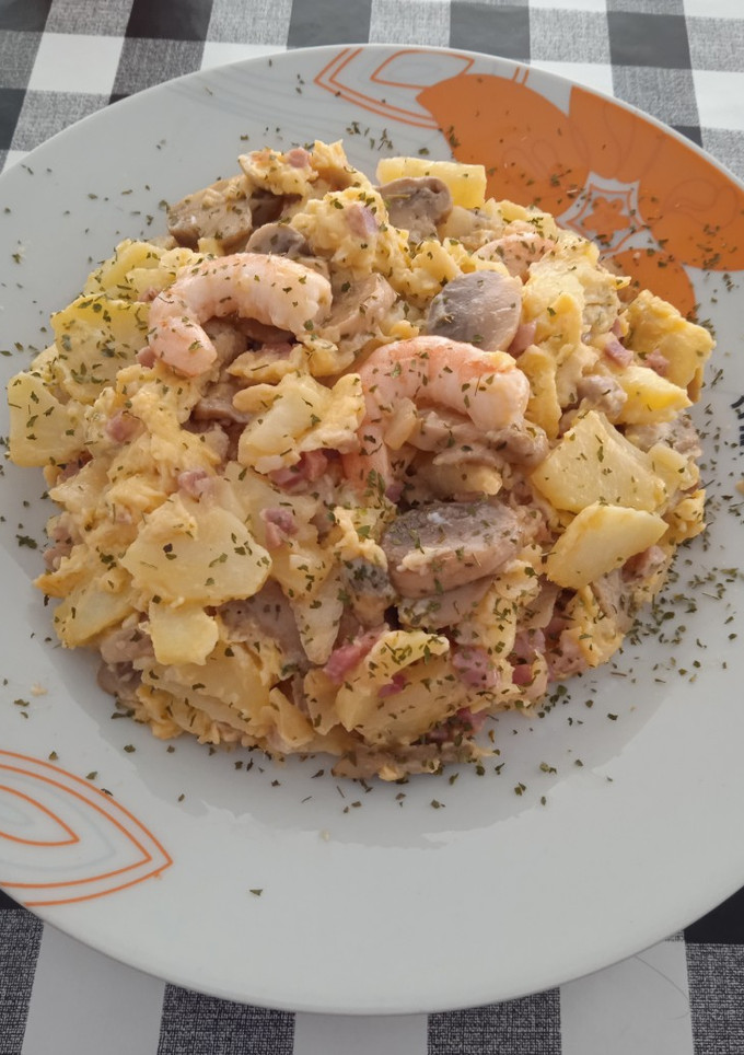 Una foto de Revoltillo de jamón champiñones y langostinos