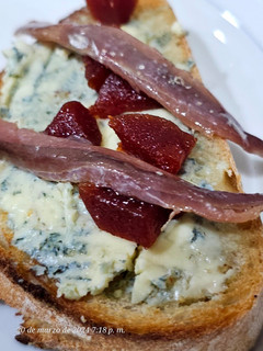 Una foto de Tosta de queso azul, tacos de guayaba y anchoas