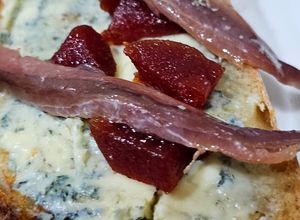 Foto principal de Tosta de queso azul, tacos de guayaba y anchoas