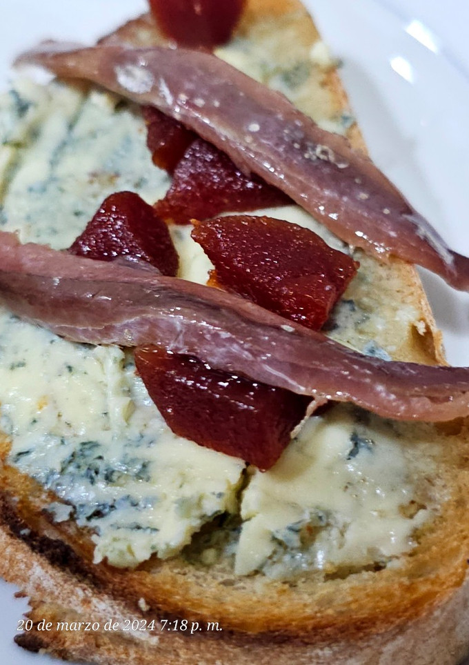 Una foto de Tosta de queso azul, tacos de guayaba y anchoas