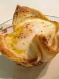 Cestas de pan tostado y huevos