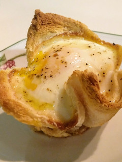 Una foto de Cestas de pan tostado y huevos