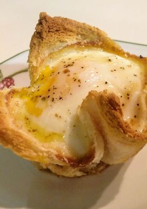 Una foto de Cestas de pan tostado y huevos