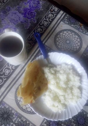 A picture of Black tea,white rice and chapati.