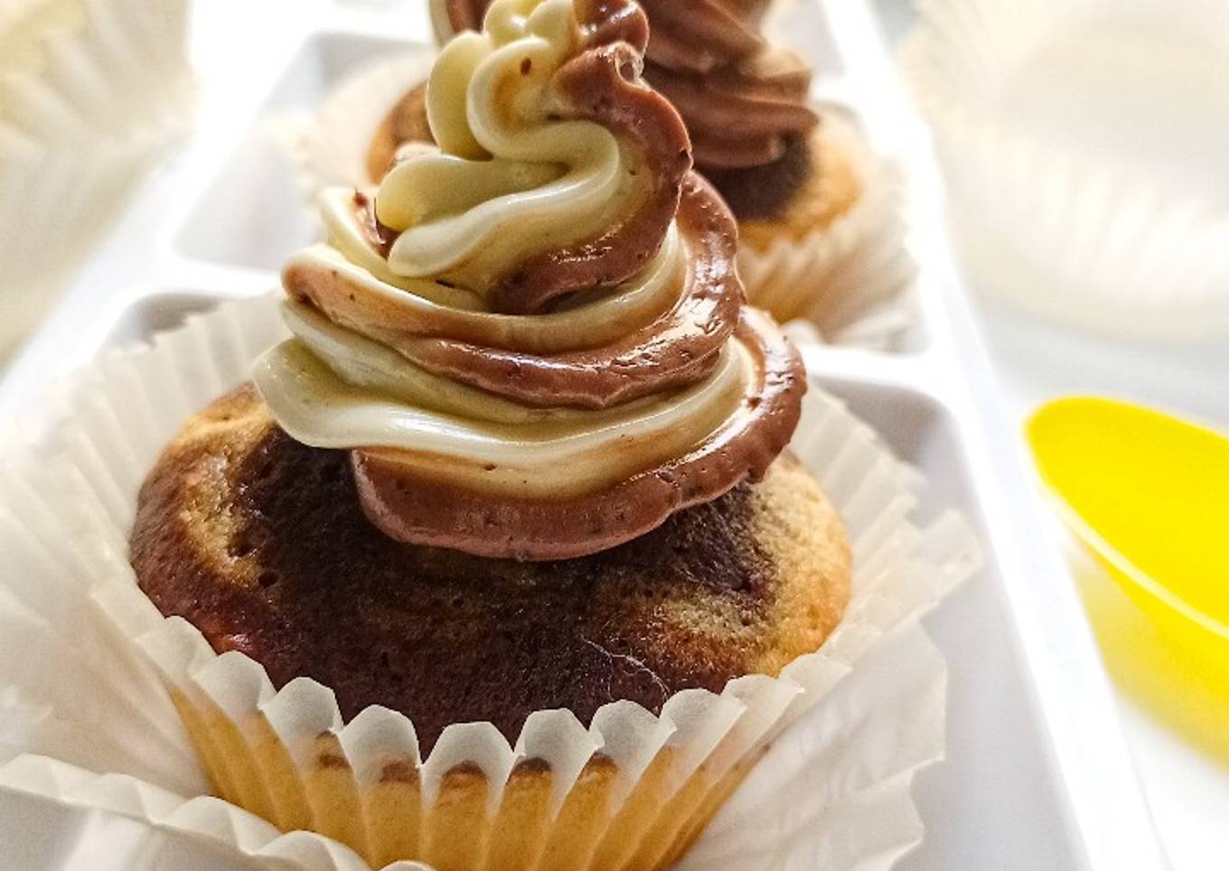 Vanilla and chocolate marble cupcakes