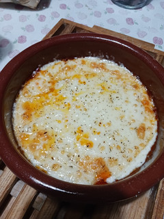 Una foto de Provolone gratinado con fondo de peperoni