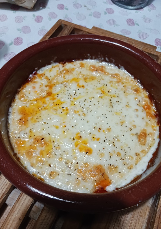Una foto de Provolone gratinado con fondo de peperoni