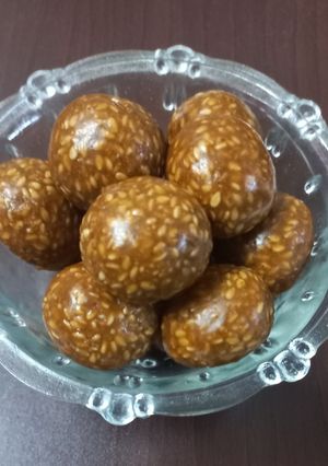 A picture of Sesame Laddoos.