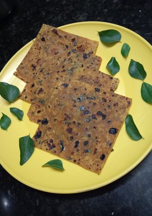 મીઠો લીમડો અને ખીચડી ના થેપલા(mitho લીમડો એન્ડ khichdi na thepla in Gujarati) રેસીપી મુખ્ય ફોટો