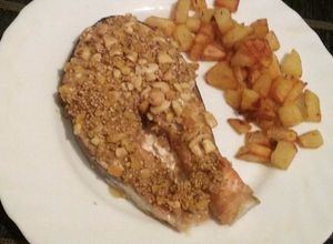 Foto di Trancio di salmone al forno in crosta croccante con sesamo e anacardi con contorno di patate saltate