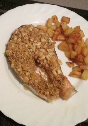 Foto di Trancio di salmone al forno in crosta croccante con sesamo e anacardi con contorno di patate saltate
