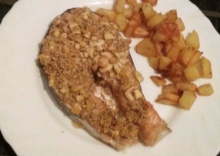 Trancio di salmone al forno in crosta croccante con sesamo e anacardi con contorno di patate saltate